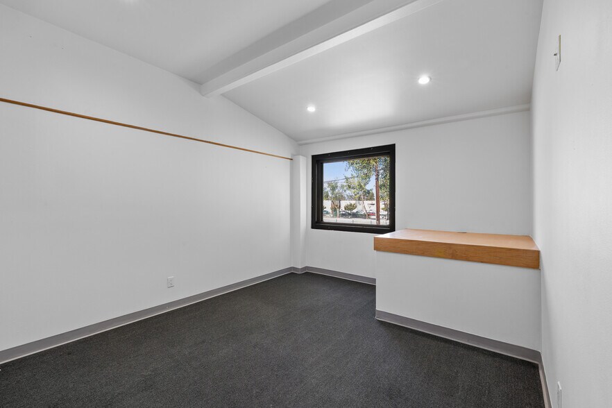 More Photos Of 18536 Oxnard St, Tarzana Warehouse For Sale