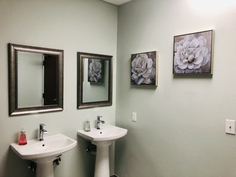 More Photos Of 9723 Northcross Center Ct, Huntersville Office For Lease