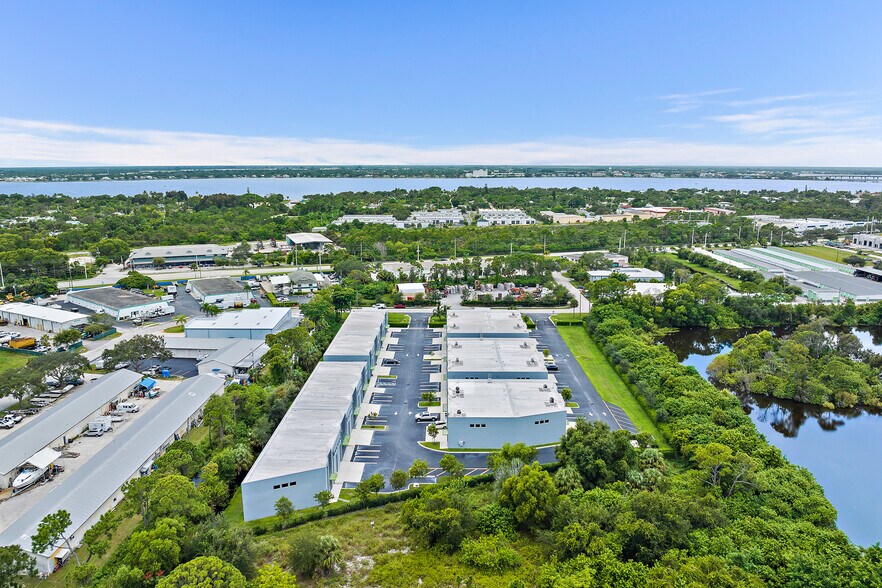 More Photos Of 861 NE Industrial Blvd, Jensen Beach Warehouse For Lease