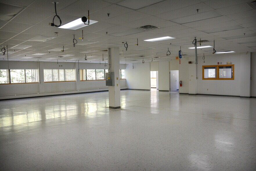 More Photos Of 19 Thompson Dr, Essex Manufacturing For Lease