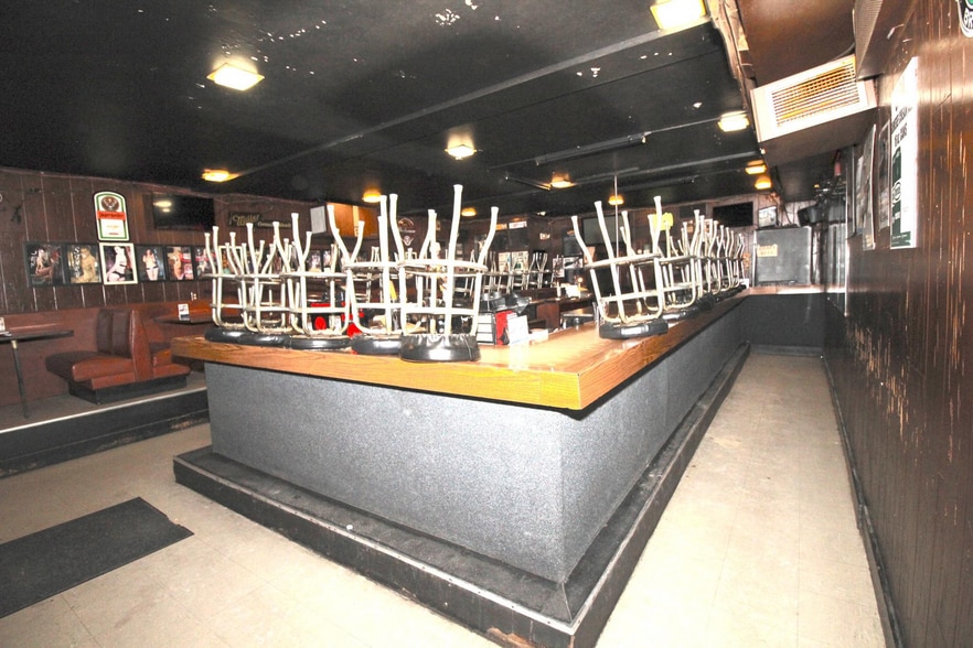 More Photos Of 1916-1920 S Christopher Columbus Blvd, Philadelphia Bar For Sale