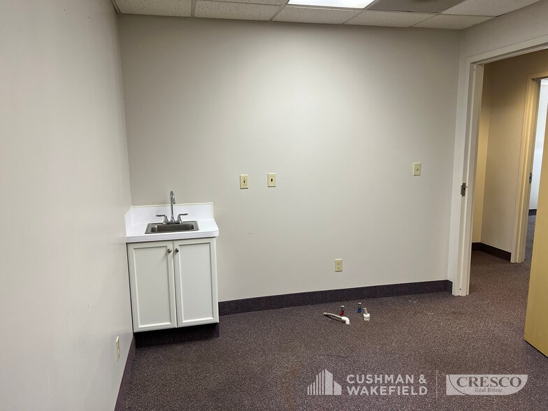 More Photos Of 5592 Broadview Rd, Parma Office For Sale