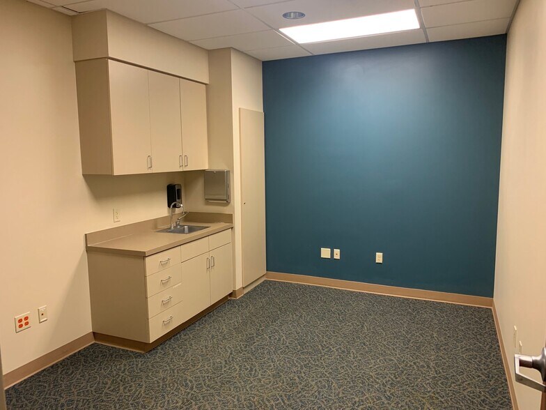 More Photos Of 2734 N Woodlawn Ave, Wichita Medical For Sale