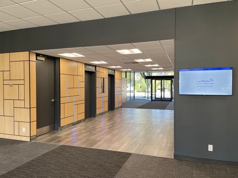 More Photos Of 1501 42nd St, West Des Moines Office For Lease