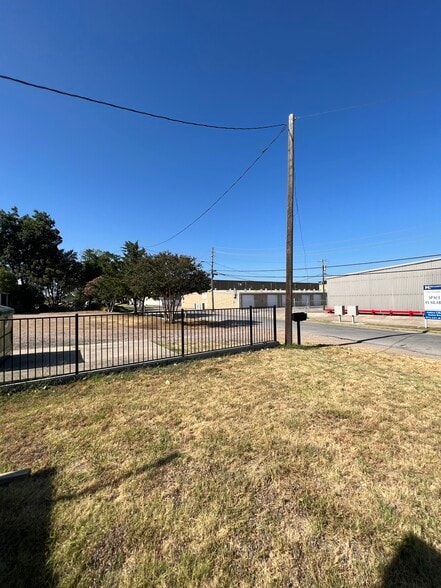 More Photos Of 11462 Newkirk St, Dallas Office For Sale