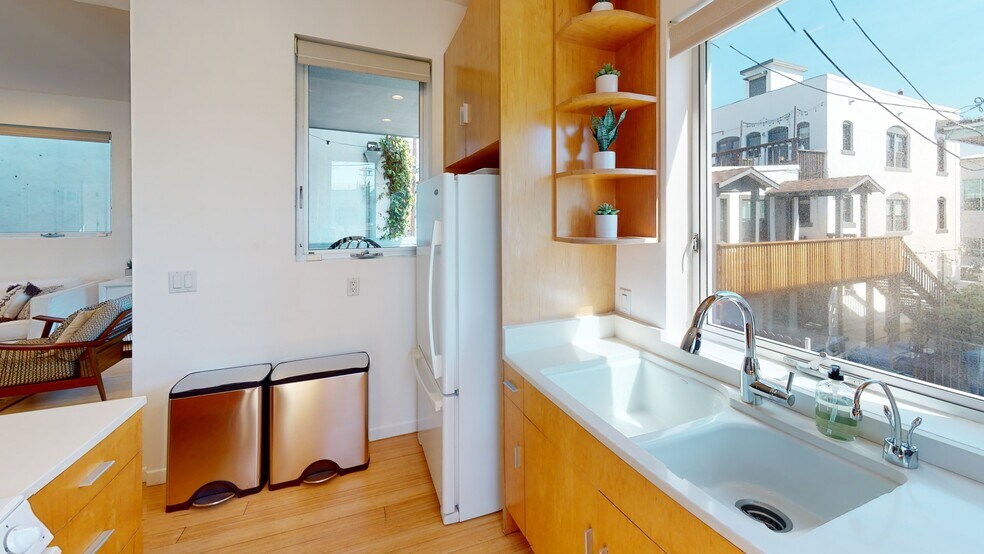 More Photos Of 1410 Pacific Ave, Venice Office For Sale