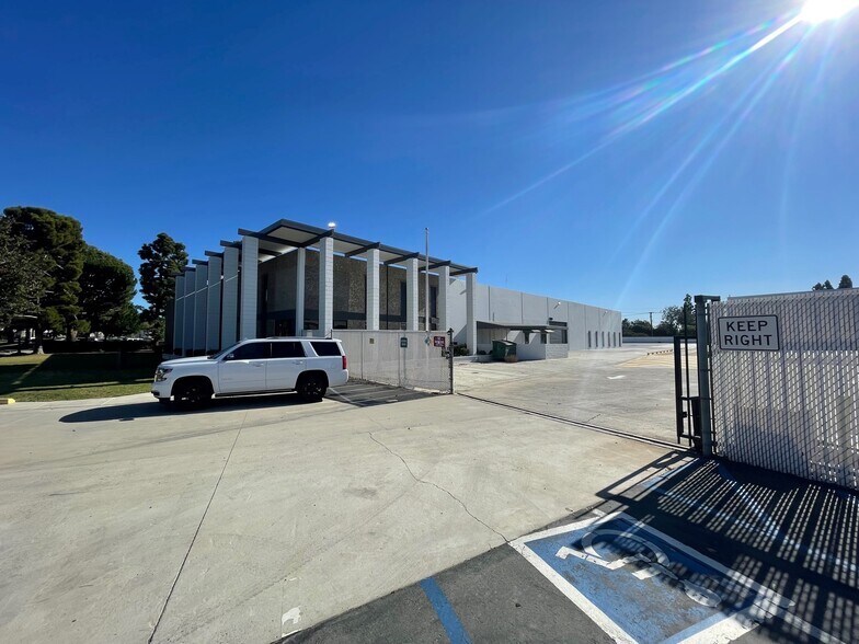 More Photos Of 2311 Pullman St, Santa Ana Warehouse For Lease