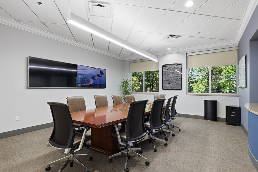 More Photos Of 900 N Rock Hill Rd, Saint Louis Office For Sale