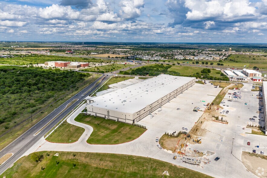More Photos Of 1980 Kohlers Crossing, Kyle Warehouse For Lease