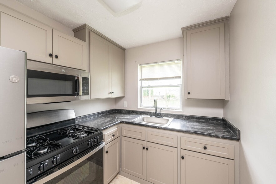 More Photos Of 349 Orchard Dr, Oakwood Apartments For Sale