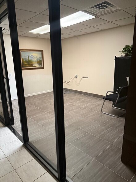More Photos Of 10902 Roark Rd, Houston Warehouse For Lease