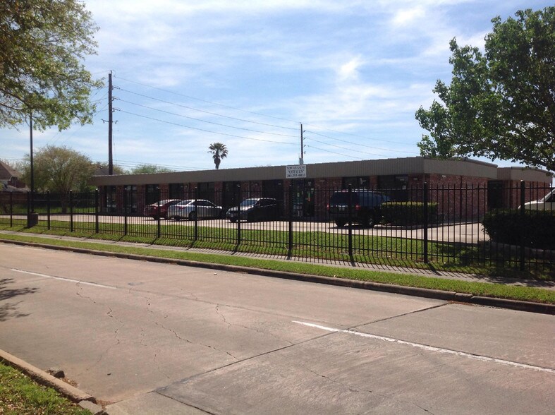 More Photos Of 12455 Westpark Dr, Houston Self Storage For Lease