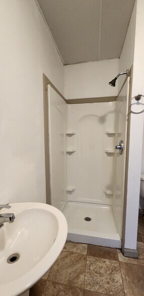 More Photos Of 104 E Main St, Washington Flex For Sale