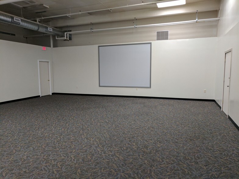 More Photos Of 110-120 W Hampton Ave, Capitol Heights Flex For Lease