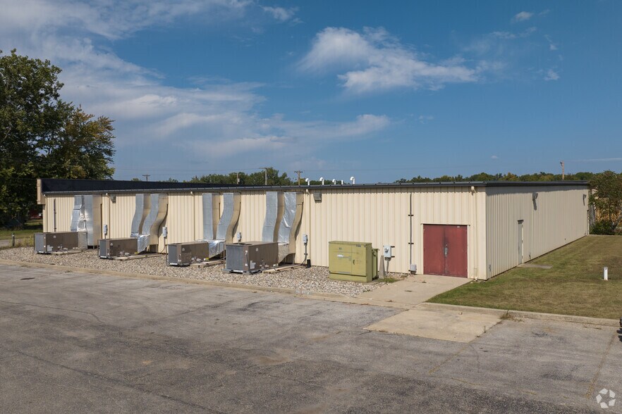 More Photos Of 8645 E Backwater Rd, North Webster Showroom For Sale