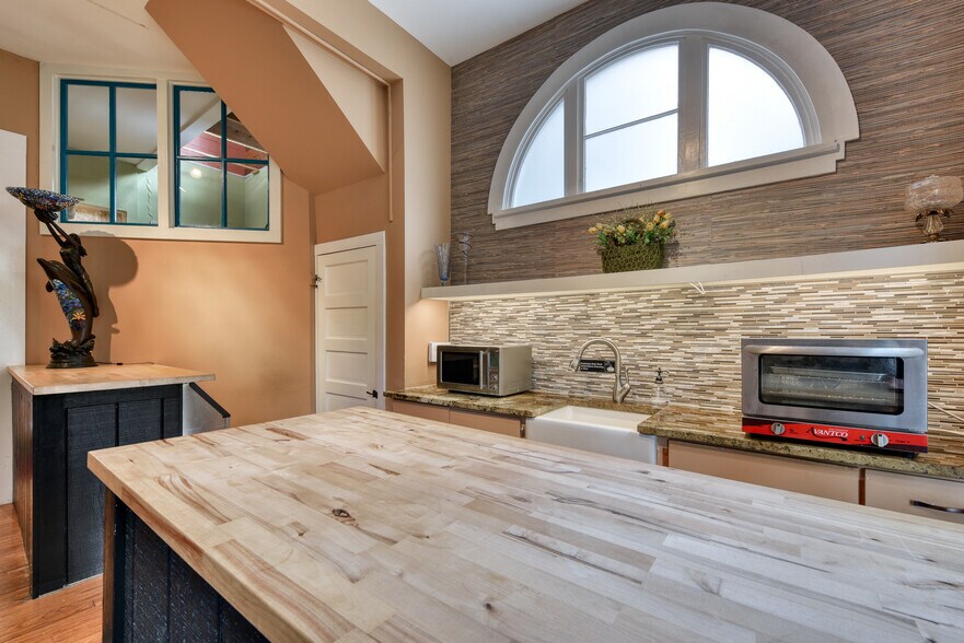 More Photos Of 1102 S Alamo St, San Antonio Storefront Retail Office For Sale