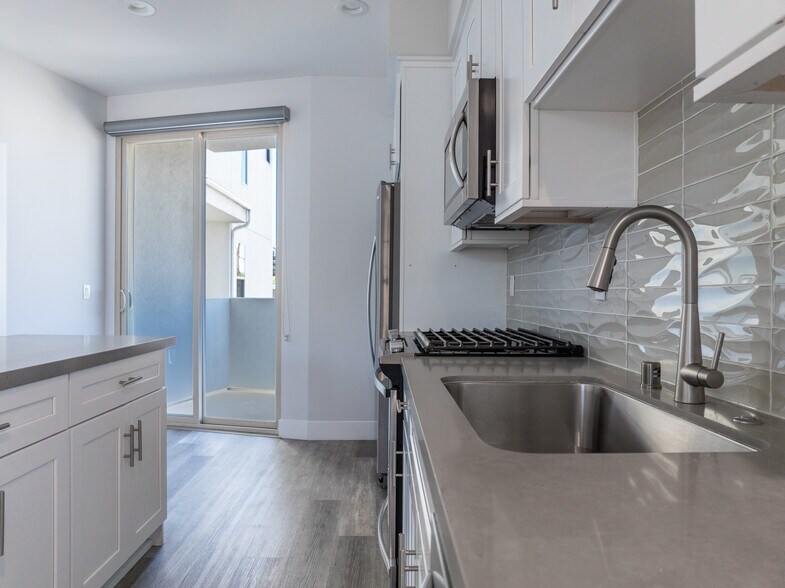 More Photos Of 1420 Pacific Beach Dr, San Diego Apartments For Sale