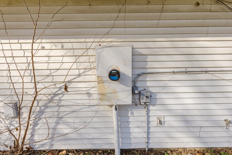 More Photos Of 5110 S Hydraulic St, Wichita Freestanding For Sale