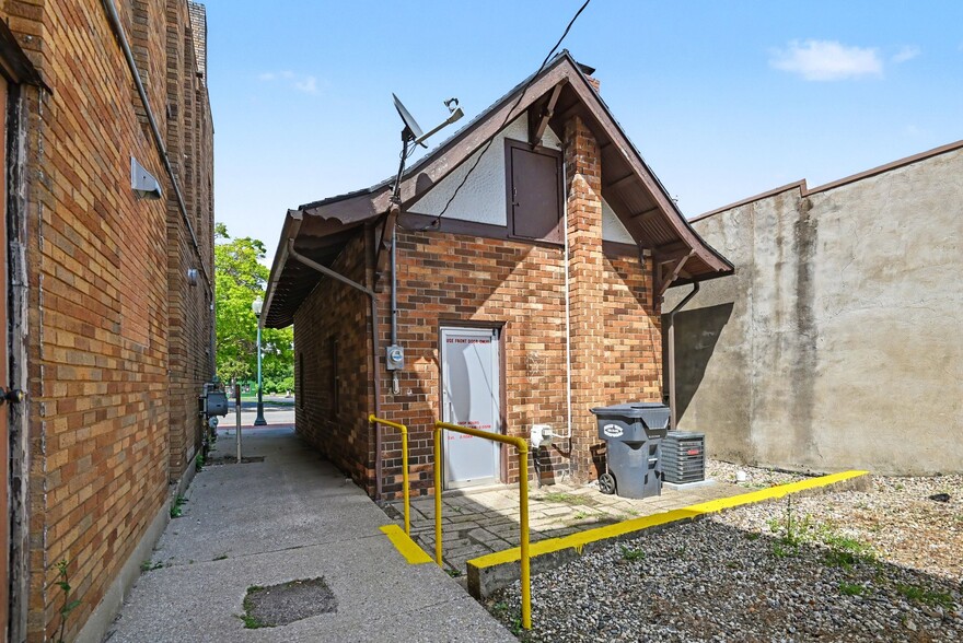 More Photos Of 253 W Monroe St, Bangor General Retail For Sale