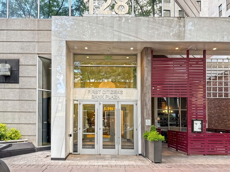 More Photos Of 128 S Tryon St, Charlotte Coworking Space