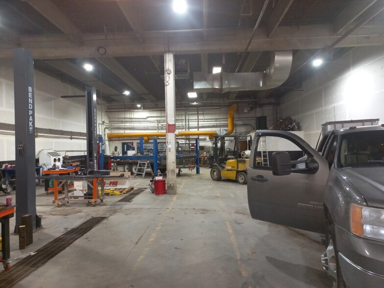More Photos Of 4357 54 Av SE, Calgary Warehouse For Lease
