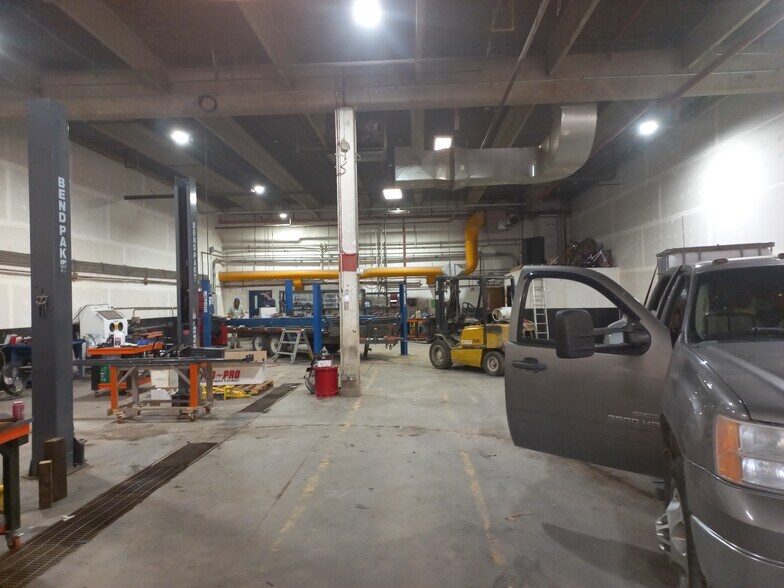 More Photos Of 4357 54 Av SE, Calgary Warehouse For Lease