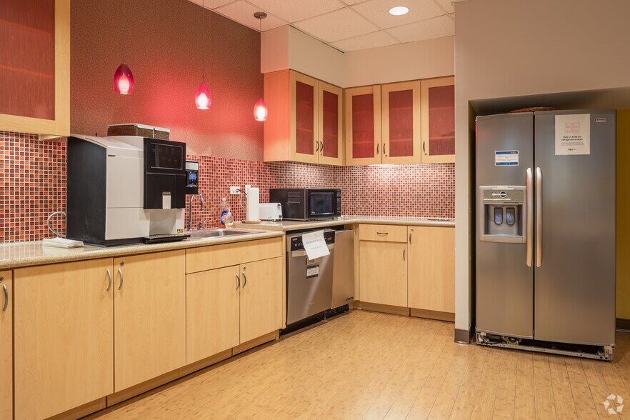 More Photos Of 200 S Wacker Dr, Chicago Coworking Space