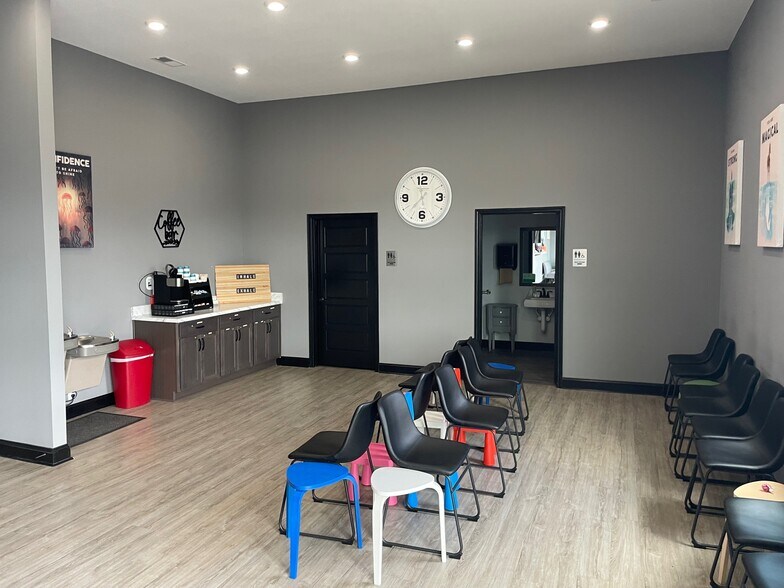 More Photos Of 840 Professional Park Dr, Clarksville Office For Lease