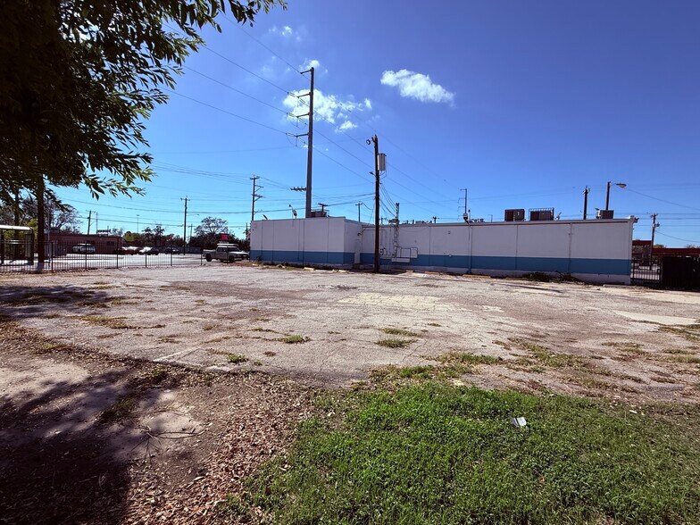 More Photos Of 1246 S General McMullen Dr, San Antonio Storefront Retail Office For Lease
