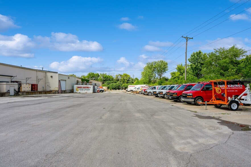 More Photos Of 2301 Fleur Dr, Des Moines Warehouse For Lease
