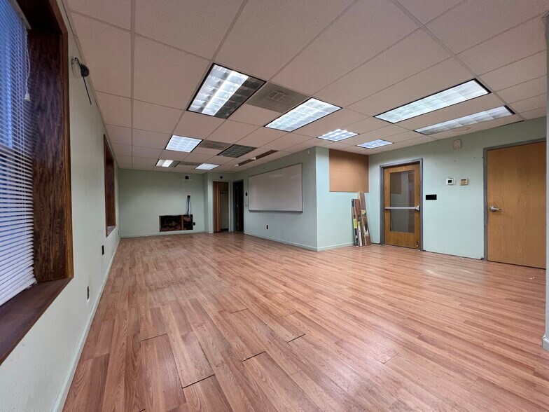 More Photos Of 299 Ridgedale Ave, East Hanover Warehouse For Lease