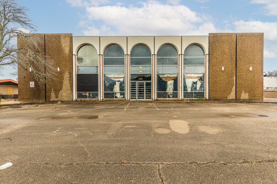 More Photos Of 1210 Lake Air Dr, Waco Freestanding For Sale