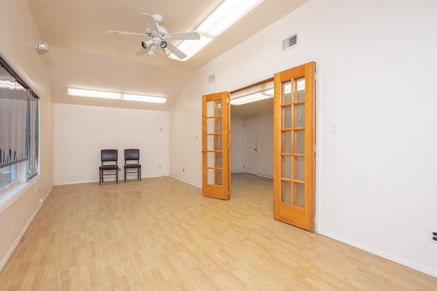 More Photos Of 62 Glen Cove Rd, Roslyn Heights Storefront Retail Office For Lease