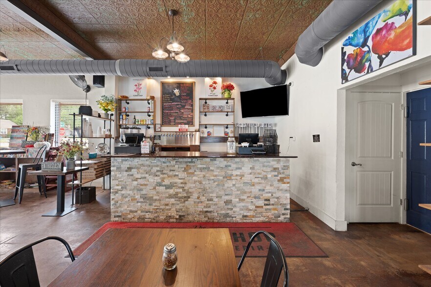 More Photos Of 629 W Main St, Yukon General Retail For Lease
