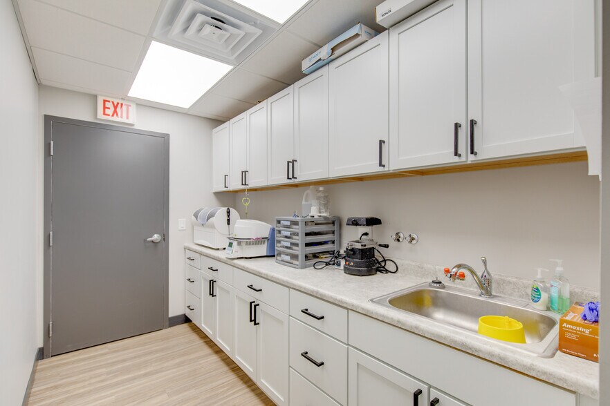 More Photos Of 2551 N Clark St, Chicago Office For Lease