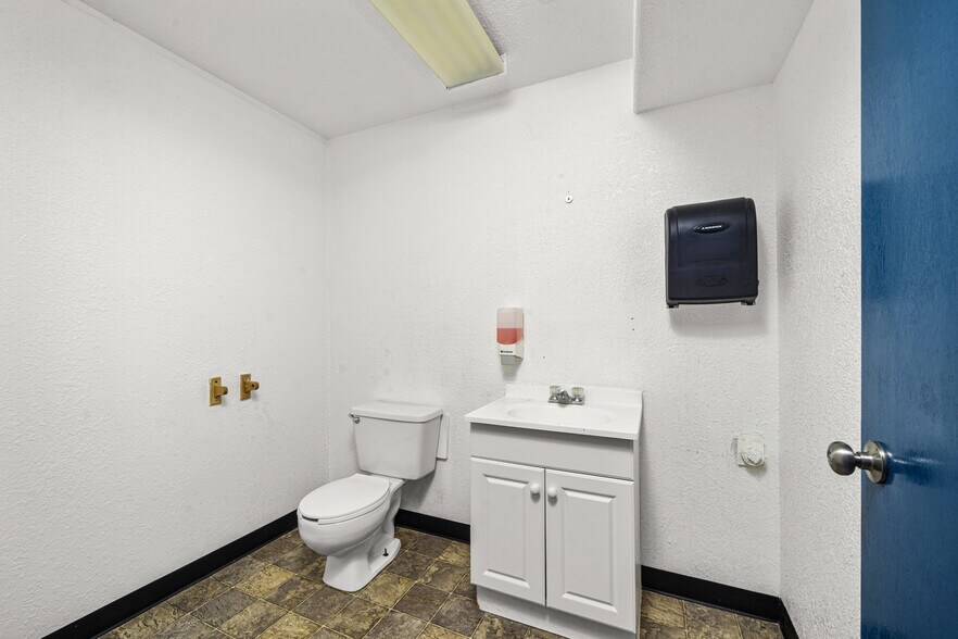 More Photos Of 2430 Lake Ave, Pueblo Bar For Sale