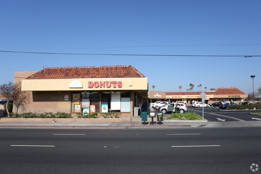 More Photos Of 3000-3020 W Lincoln Ave, Anaheim Unknown For Lease