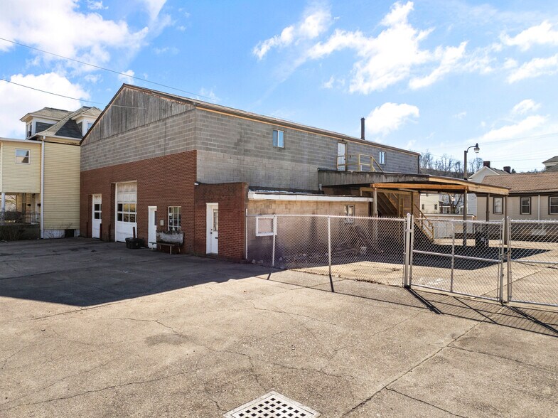 More Photos Of 512 National Rd, Wheeling Flex For Sale