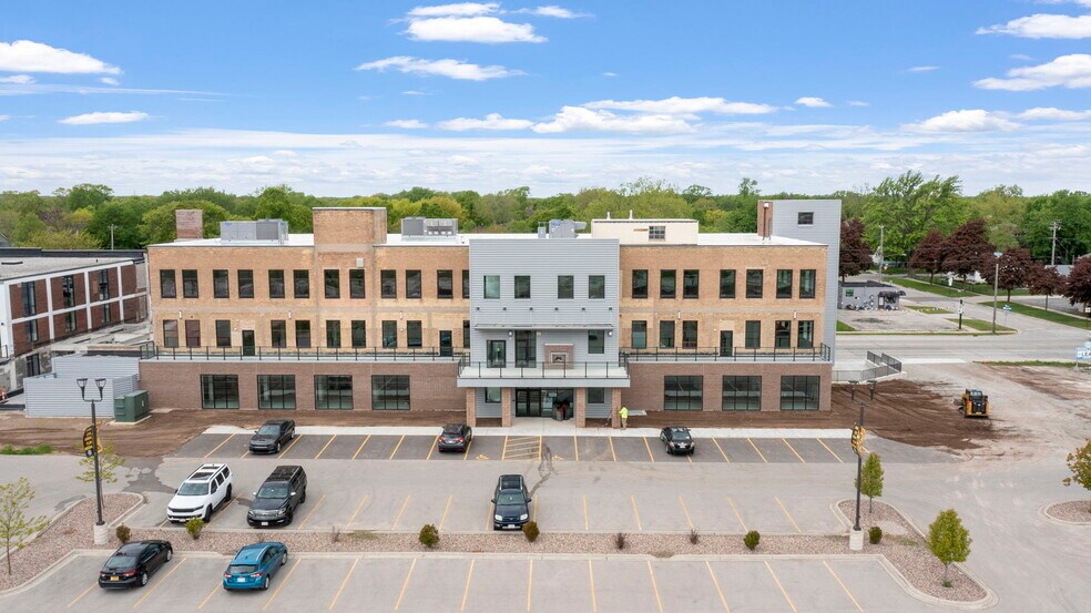 Primary Photo Of 540 N Broadway, Green Bay Office For Lease