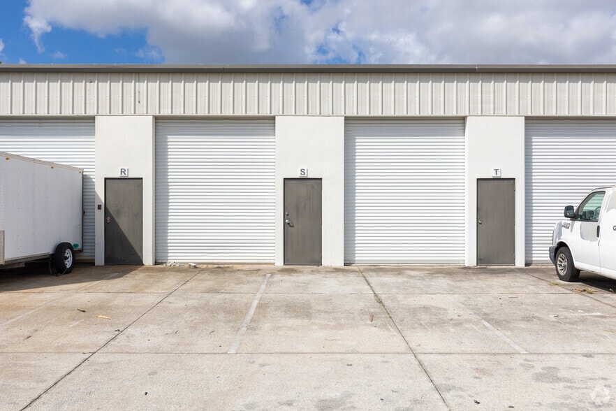 More Photos Of 2600 Aurora Rd, Melbourne Unknown For Lease