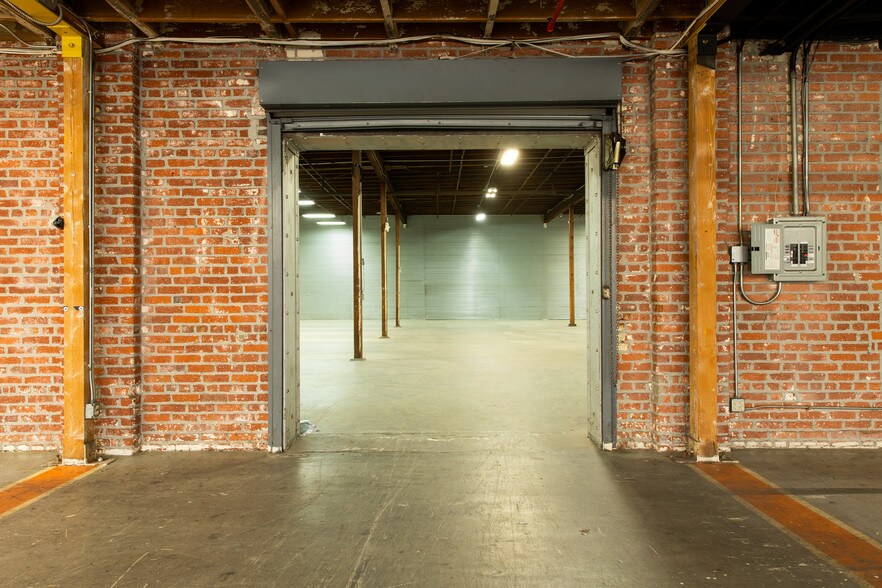 More Photos Of 615 E 61st St, Los Angeles Light Manufacturing For Sale
