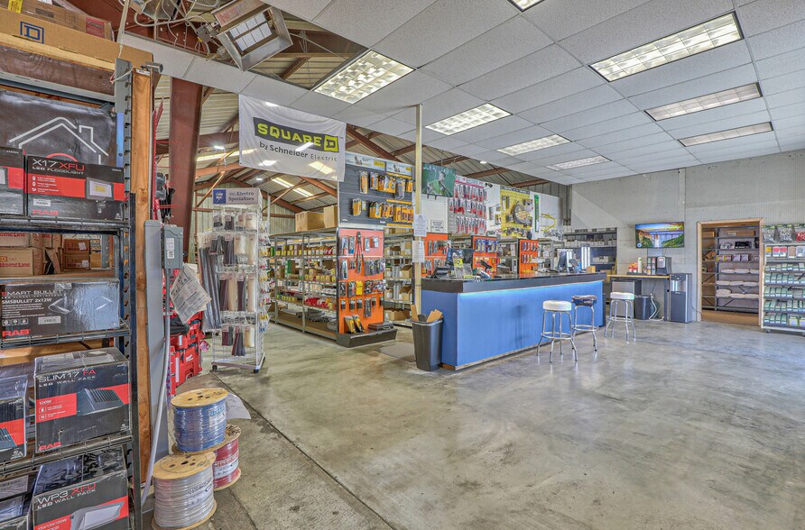 More Photos Of 50 Chamberlain St, Salinas Warehouse For Sale
