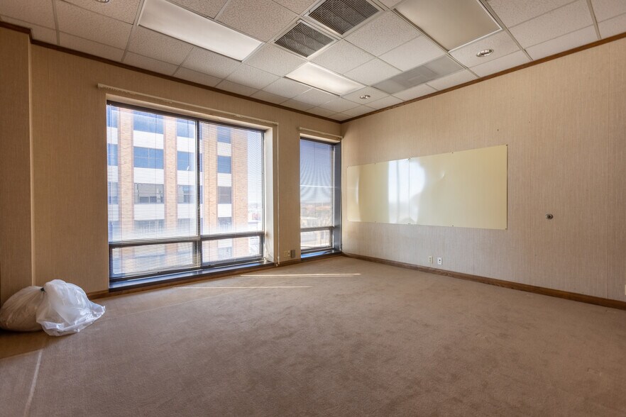 More Photos Of 301 Cypress St, Abilene Office For Sale