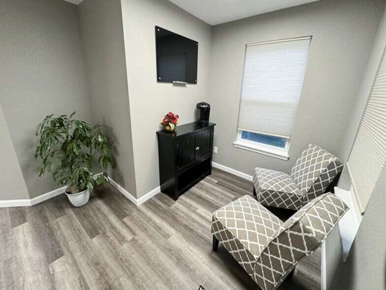 More Photos Of 103 S Jefferson St, Raymore Medical For Sale