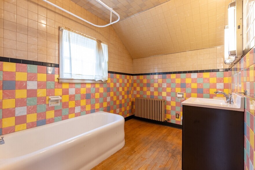 More Photos Of 740 Washington St, Wausau Bar For Sale