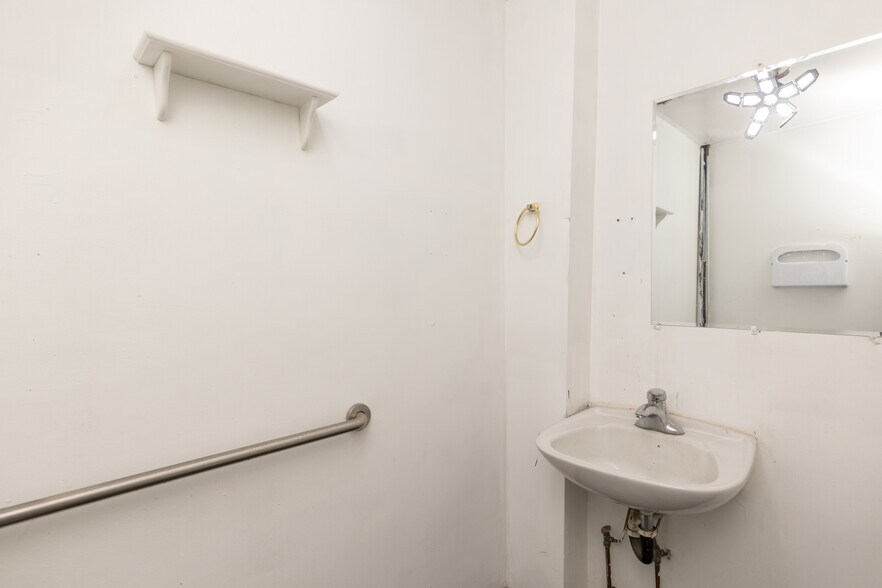 More Photos Of 1120 Chestnut St, Carlin Light Distribution For Sale