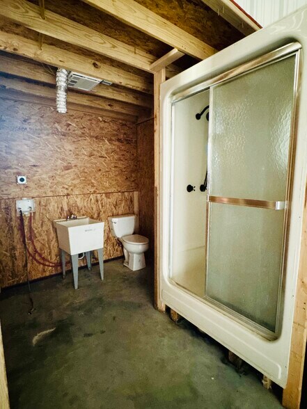 More Photos Of 12500 US-183 Hwy, Luling Warehouse For Lease