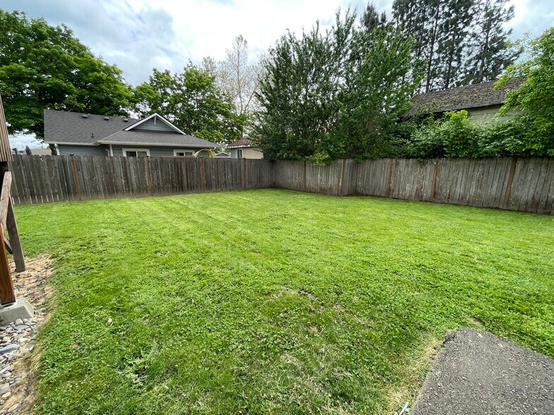 More Photos Of 271 Clay St E, Monmouth Apartments For Sale