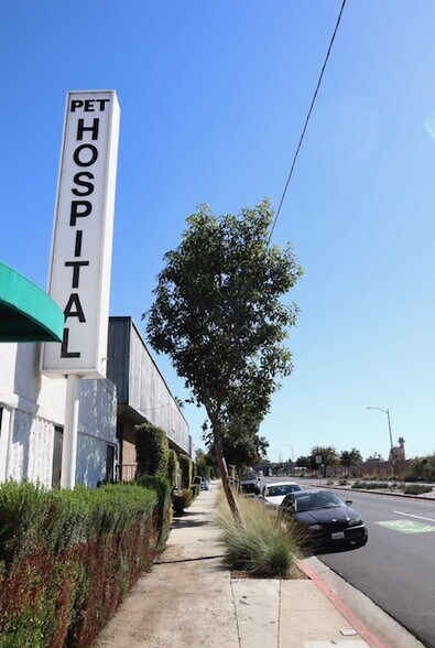 More Photos Of 5846 San Fernando Rd, Glendale Veterinarian Kennel For Sale
