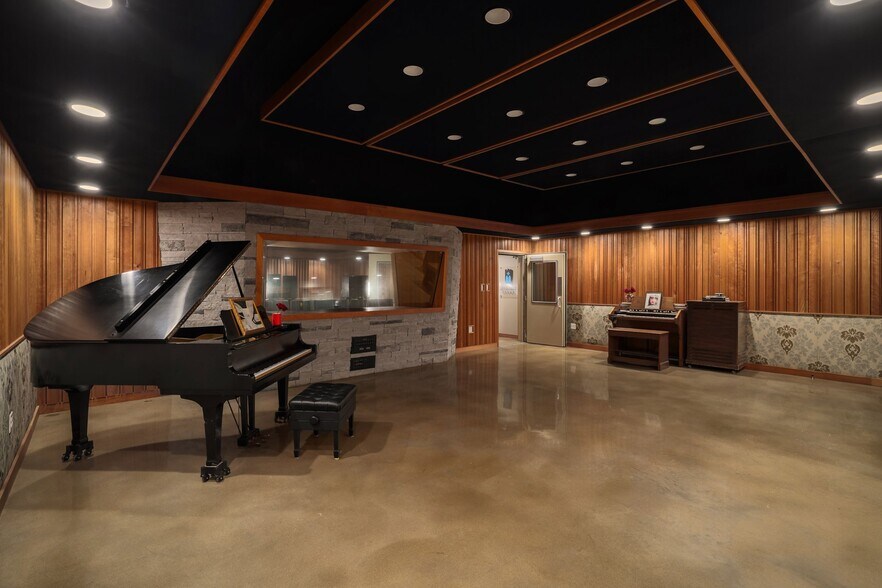 More Photos Of 2205 E 12th St, Austin Movie Radio TVStudio For Sale